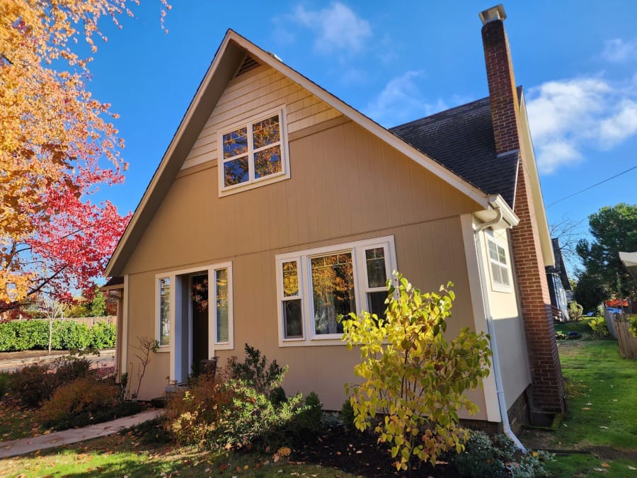 Need siding repair in Vancouver, WA? Decco Design provides expert siding repairs to prevent water damage & restore your home’s exterior. Get a free quote today!